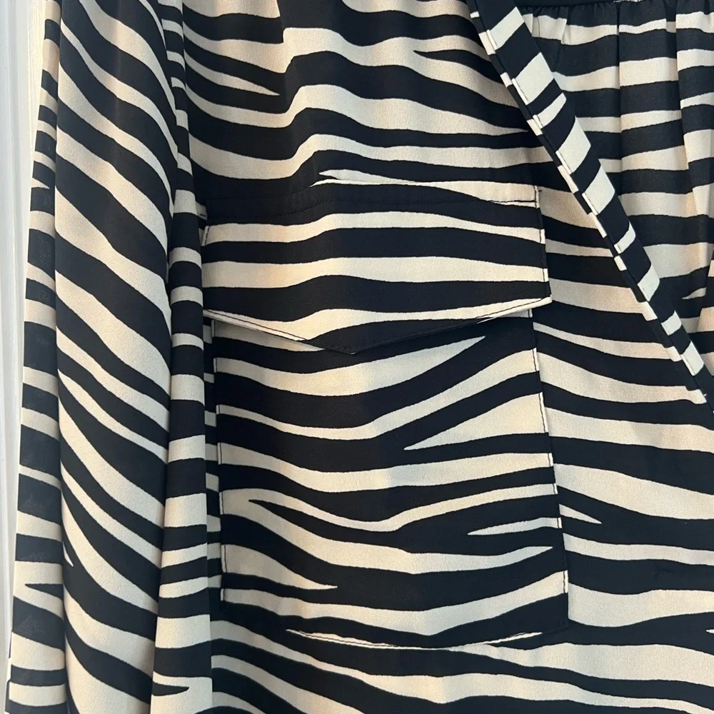 Ann Taylor zebra print long v neck blouse size L - Picture 3 of 6